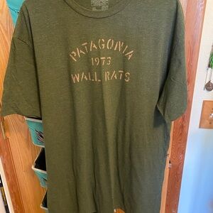 Like New Olive Green Men’s XXL Slim Fit Patagonia “Wall Rats 1973” T-Shirt
